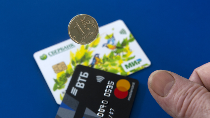 От пенсионеров отвели беду с картами. Но ненадолго: Сроки уточнил ЦБ