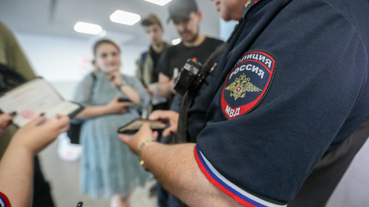 В Екатеринбурге силовики с собаками устроили облаву на мигрантов
