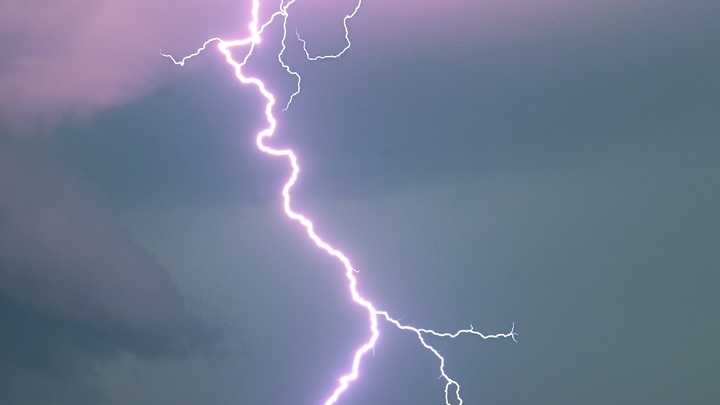 Удар молнии перед Главным храмом ВС России: Три человека пострадали