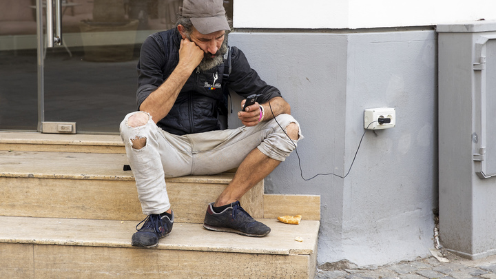 Грозит пожаром: Техноэксперт Сергей Биржевой рассказал о рисках оставленных в розетке зарядок