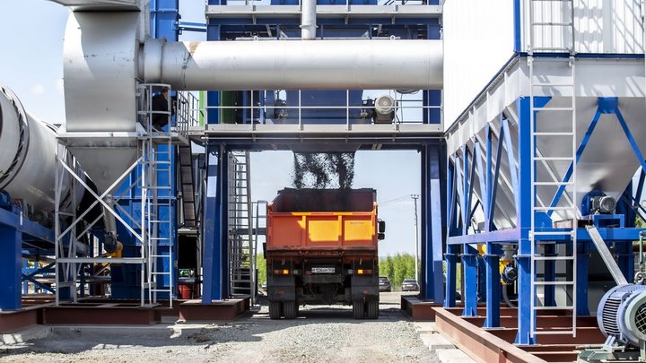 Асфальтобетонный завод запустили на строительстве дороги в Кузбассе
