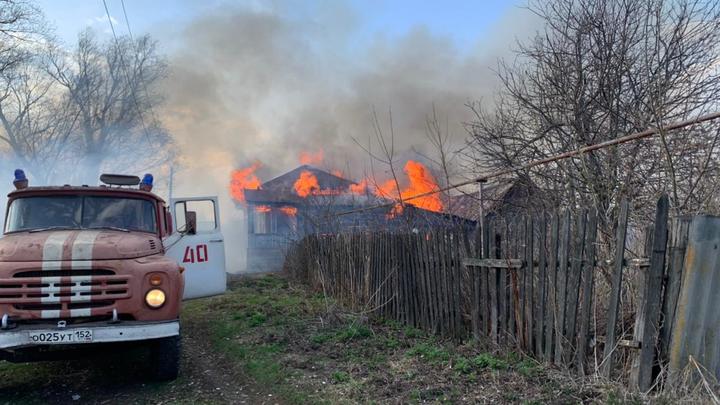 Огонь перекинулся с сухой травы на две бани и дом в Нижегородской области