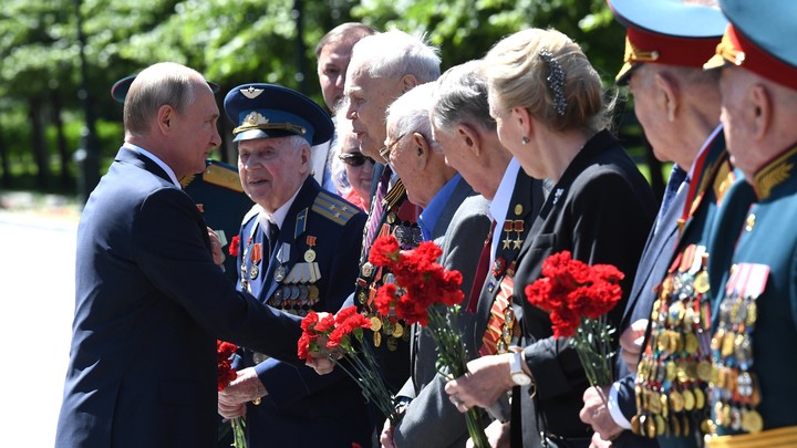 Путин лично поприветствовал ветеранов на Красной площади