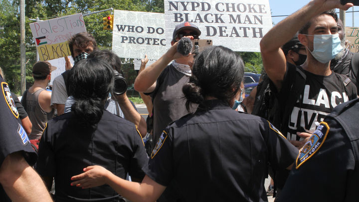 Может, как-то пожёстче за своих?!: В США полицейские напали на российских журналистов