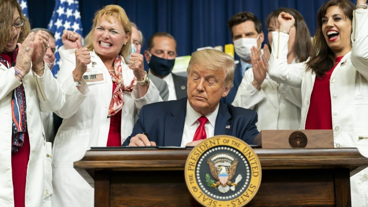 Номера телефонов и личные данные советников Трампа слили в Сеть