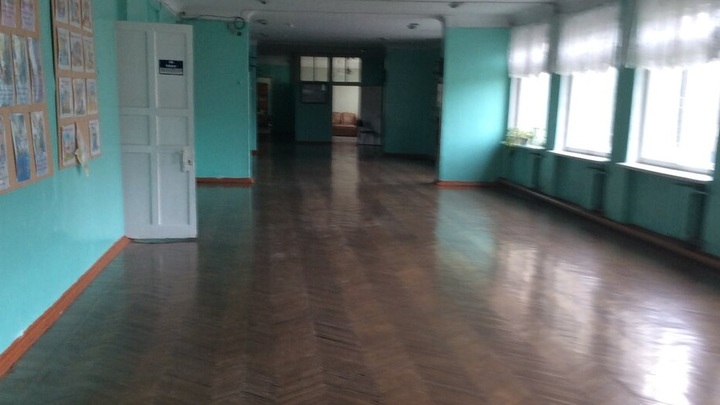 В Новочеркасске третьеклассница, упав на школьной перемене, застряла между трубами отопления