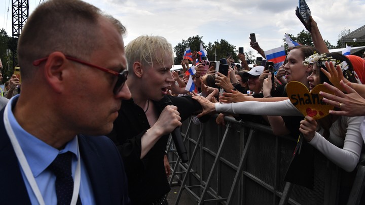 Певец Shaman устроил митинг-концерт против YouTube перед посольством США