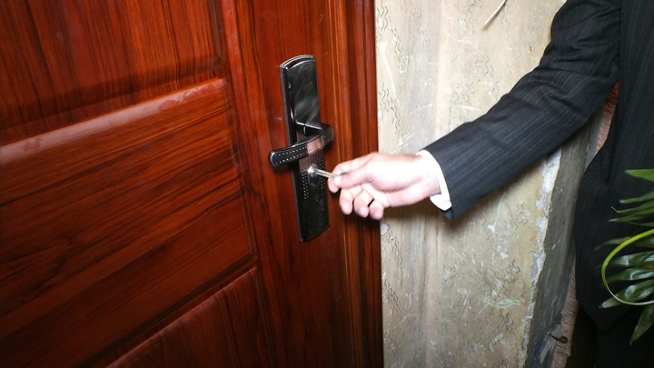 Приехала с грядок и не досчиталась 1,3 миллионов: Домушник вынес квартиру 82-летней петербурженки