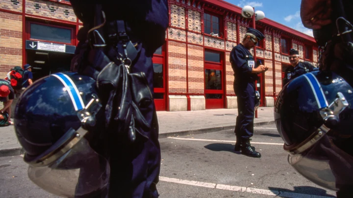 Виновата, потому что русская: Многодетную маму в Париже держали в тюрьме без вины. Взяли залог и обманули
