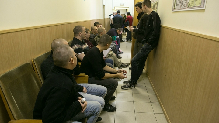 Бросил коктейль Молотова и сбежал: в Петербурге новая попытка поджога военкомата