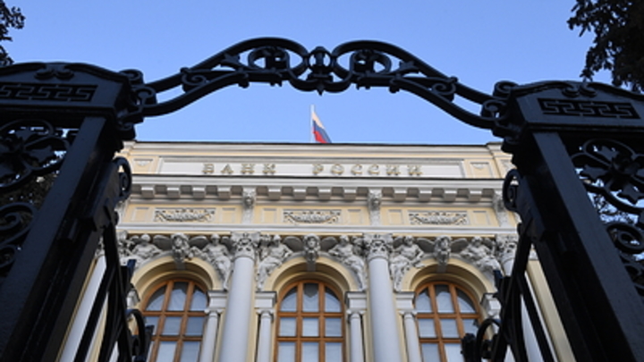 Центробанк готовится блокировать переводы от 10 тысяч рублей