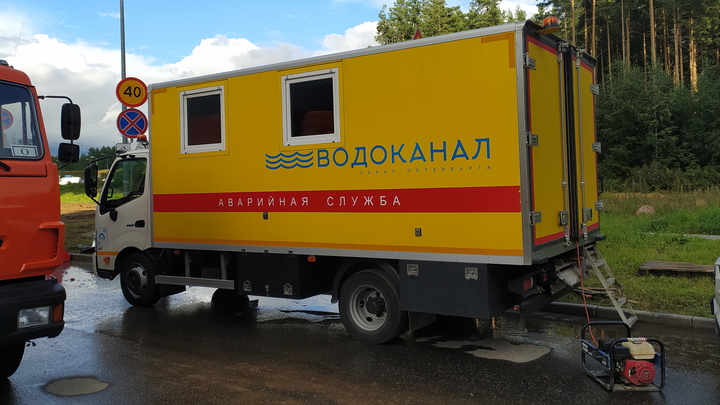 ЧП в Махачкале: Бетономешалка рухнула в канал им. Октябрьской революции