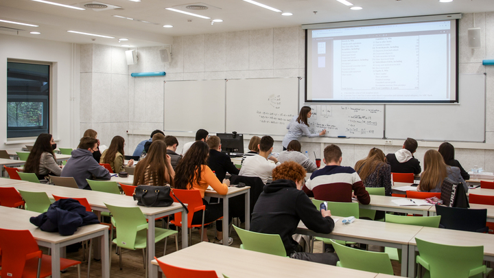 В Новосибирске преподаватель назвала учениц девятого класса девочками б/у