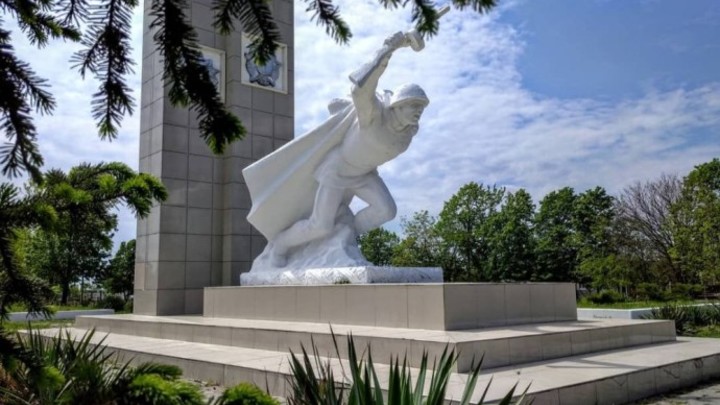 В Усть-Лабинске вандалы измазали экскрементами мемориал воинам-освободителям