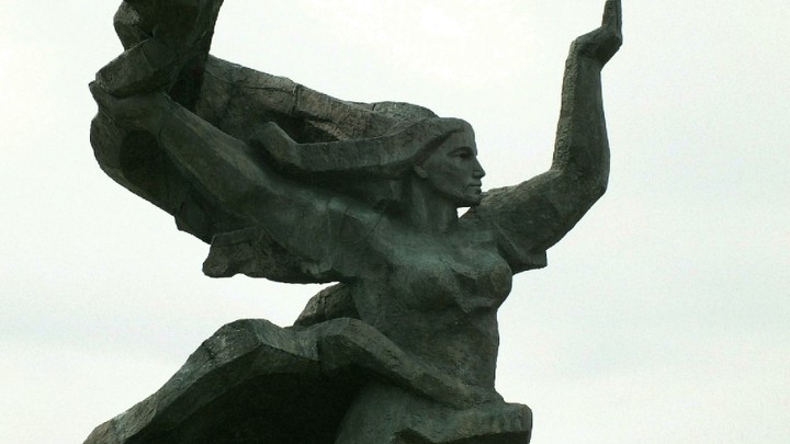 Украина прогнулась окончательно: Родину-мать в Киеве подсветили цветами флага США