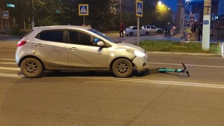 Первый пошёл: в Чите на перекрестке автоледи сбила водителя электросамоката