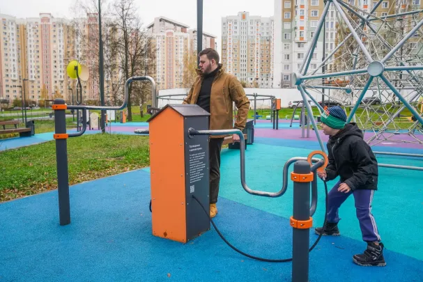 От голосов города до управления током: В Москве появилась особая детская площадка