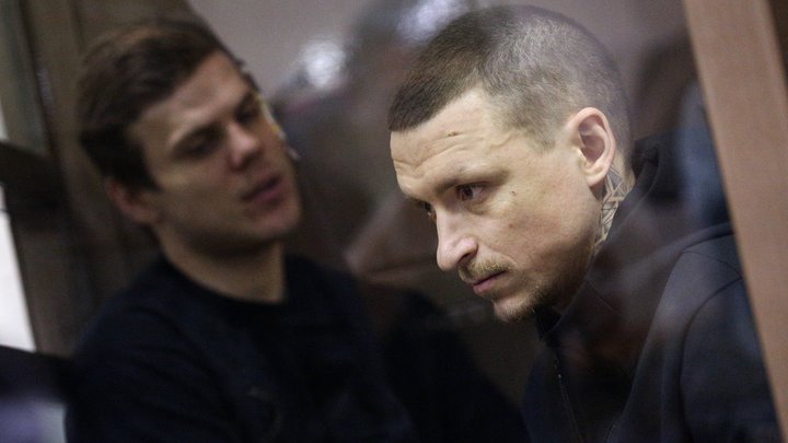 Кокорин и Мамаев вышли из колонии: В молчании, с толпой журналистов и подарком