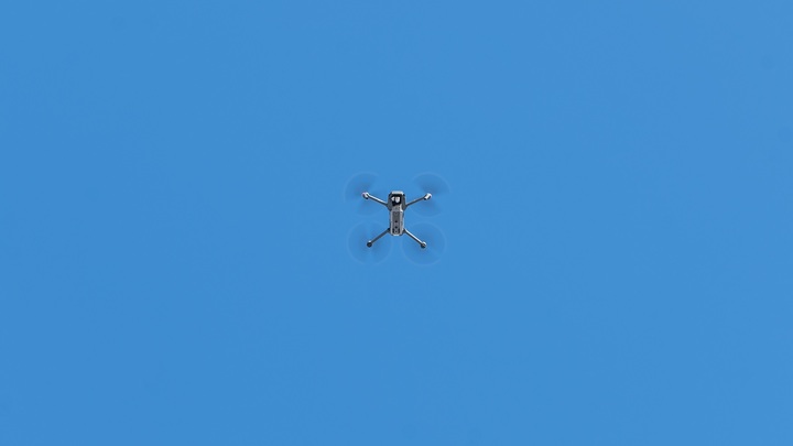 Беспилотник с парашютом нашли в Подмосковье возле ЛЭП