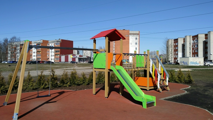 В Петербурге два года убирали опасную детскую площадку. Таких же в городе осталось еще 23
