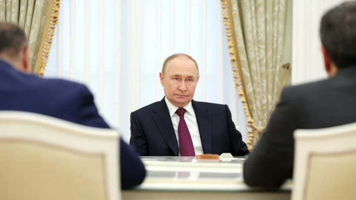 Искусство на осколках войны: Гладков преподнёс Путину картину на обломке снаряда ПВО