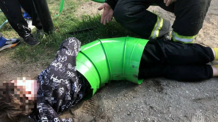 Дело труба: мальчик попал в западню на суровой челябинской детской площадке