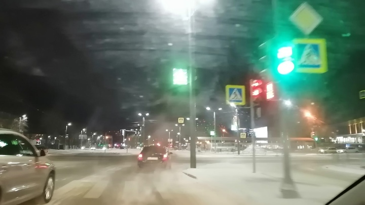 В Челябинске машина с фекалиями снесла фонарный столб