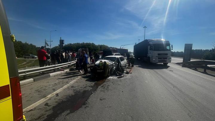 Девушка погибла и несколько человек пострадали в ДТП под Новосибирском
