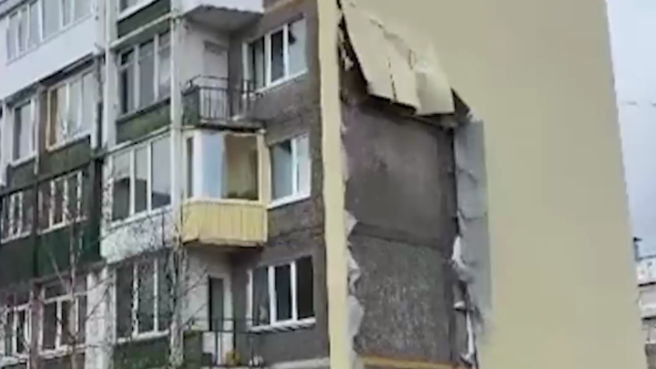 По улицам летит обшивка и падают деревья: Шторм на Камчатке попал на видео