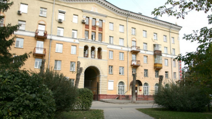 Дом с аркой на проспекте Дзержинского в Новосибирске признали объектом культурного наследия