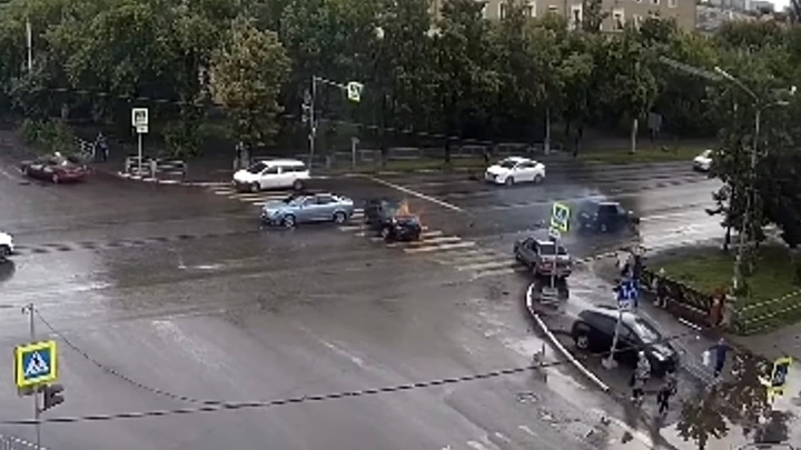 В Копейске на перекрёстке столкнулись 4 машины, одна загорелась. Есть видео