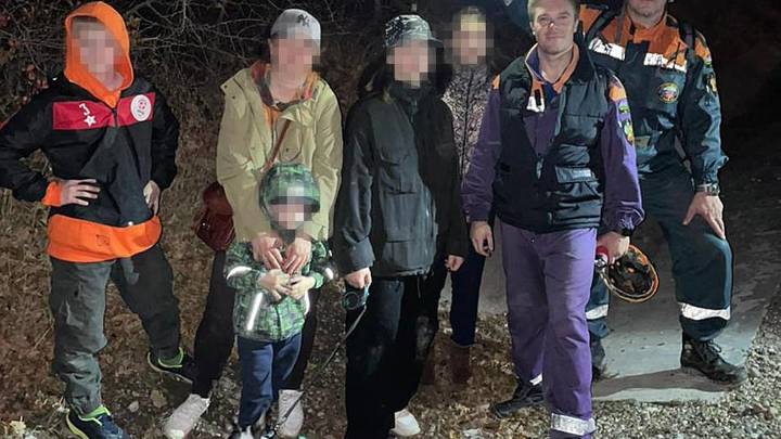 Двое взрослых с четырьмя детьми заблудились в лесу под Геленджиком