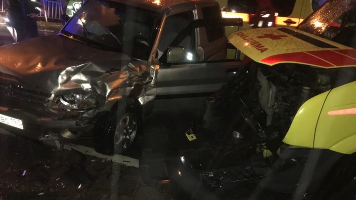 В Сочи машина скорой протаранила авто на встречке, три человека пострадали