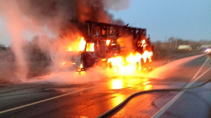 На трассе в Самарской области сгорел грузовой автомобиль