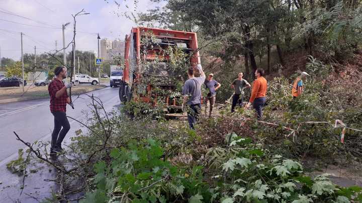 Тысячи краснодарцев вышли на общегородской субботник – мэр Наумов