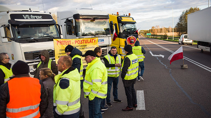 Киев потребовал от Варшавы разблокировать КПП на границе после смерти водителя