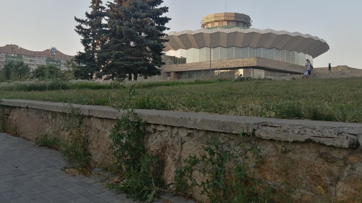 На фасад цирка в Челябинске вернут бронзовых Клоуна и Эквилибриста