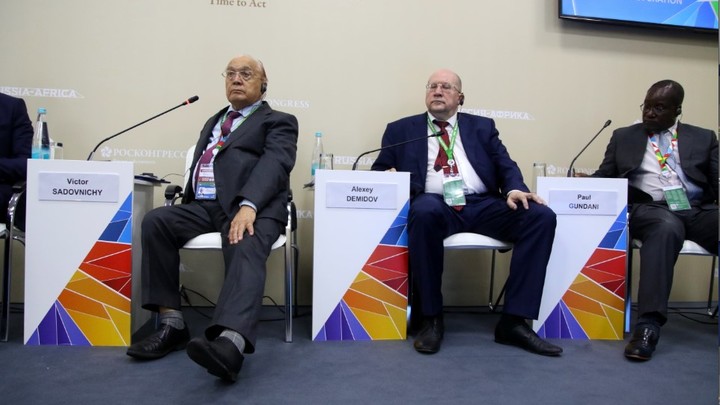 Сидите-сидите: Путин вручную усадил африканского президента