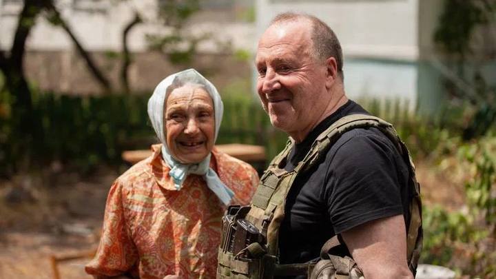Как их встречают!: Прилепин показал на фото визит русских актёров в Северодонецк