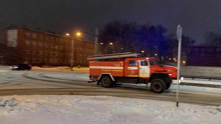 Девять спасателей тушили загоревшийся автобус в Новокузнецке