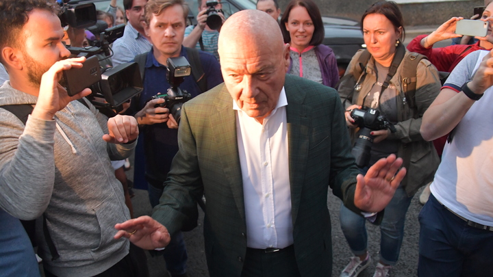 Познер набросился на Михалкова за критику американского миллиардера