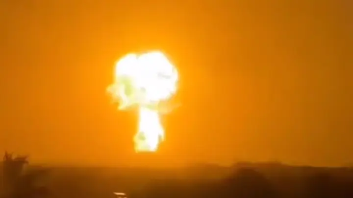 Кадры апокалипсиса: в Колумбии проснулся вулкан, виден гигантский столб огня