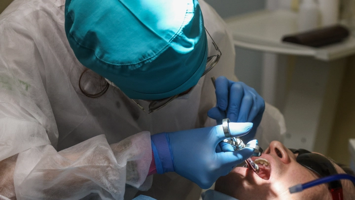 Мужчина умер после того, как пересадил волосы и вылечил зубы за границей