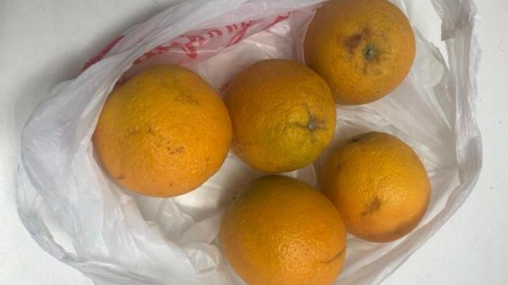 В Краснодаре 86-летняя женщина пыталась передать в СИЗО наркотики в апельсинах