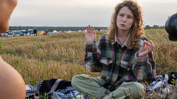 Безрадостная песня сбежавших из России. Русские смеются: Хор шакалов