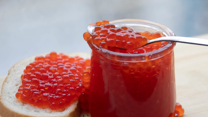 Красная икра подешевела в уральских магазинах в канун Нового года