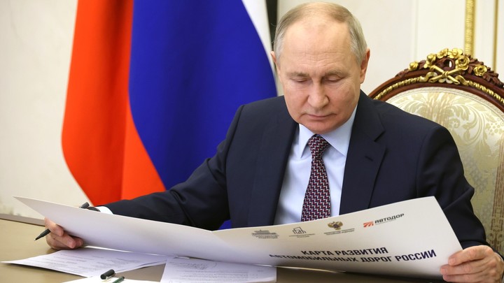 Визитка Путина из 90-х была продана на аукционе в Петербурге за большую сумму