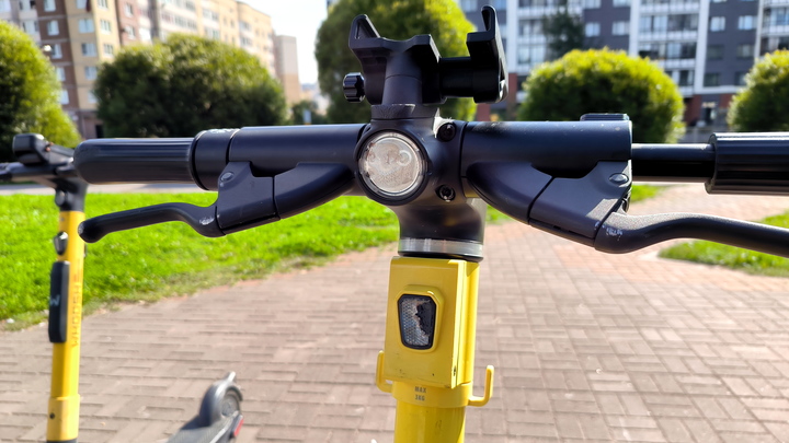 В Анапе мужчина на электросамокате на полной скорости въехал в бордюр