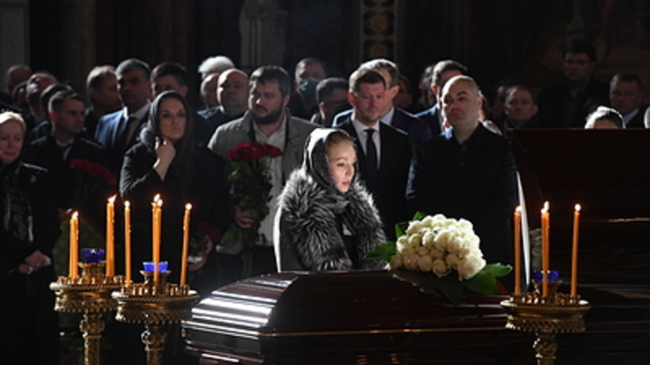 Почему сын Жириновского не пришёл на похороны? Загадка венка от Игоря Лебедева