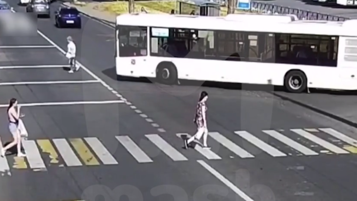 Петербурженка попала под колеса автобуса и ее протащило несколько метров до остановки